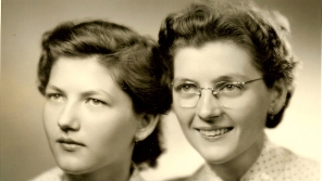 Sestry Javorovy, fotka pořízená pro bratra Stanislava do vězení, zleva Marie, Ludmila, 1952. Zdroj: archiv pamětnice