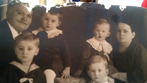 S prarodiči, Věra vpravo dole. Zdroj: archiv pamětnice