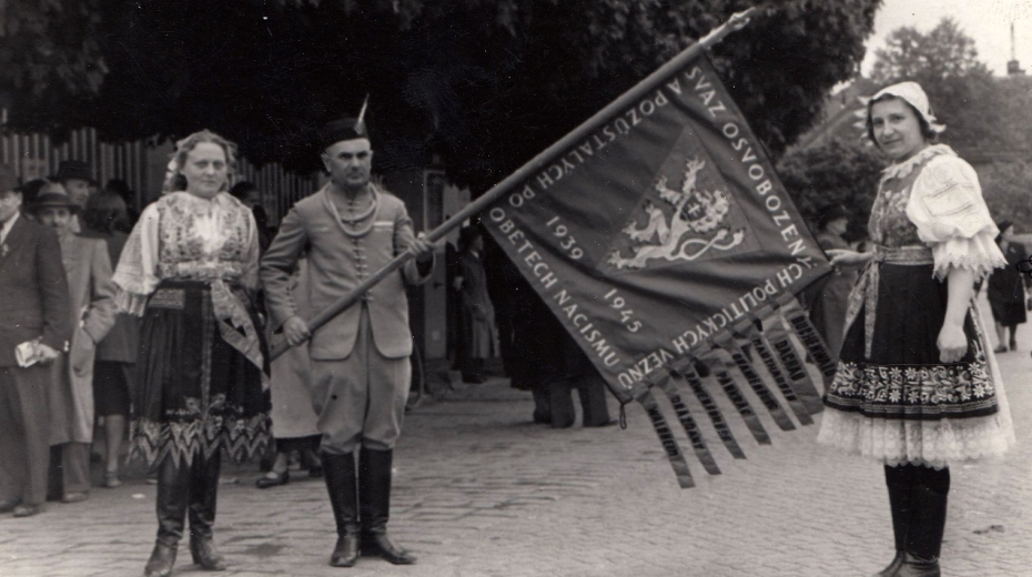 XI. Všesokolský slet v roce 1948 (vlevo Zdena Mašínová, vdova po nacisty popraveném generálovi Josefu Mašínovi). Zdroj: Paměť národa