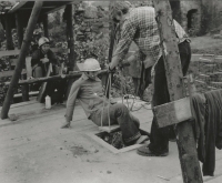 Čištění studny na brontosauřím táboře, 1975