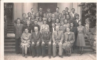 Septima gymnázia v Litomyšli, školní rok 1948/1949; Božena Skálová první řada stojících studentů, druhá zprava; Eva Freyová tamtéž, třetí zleva