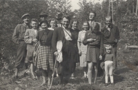 Biologický ústav Hradec Králové na výletě, 1947, uprostřed dr. Balthasar, pamětnice za ním vlevo v bílé košili