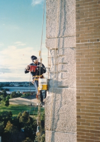 Josef Motyčka při opravě mrakodrapu v Austrálii, 1987