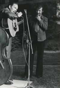 Josef Motyčka při koncertu bluegrassové kapely McLain Family Band, americká ambasáda v Praze, 5. června 1975