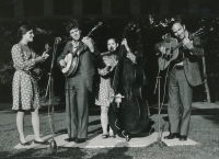 McLain Family Band na americké ambasádě v Praze, 5. června 1975