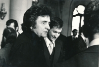 Návštěva Johnnyho Cashe na americké ambasádě v Praze, Josef Motyčka v pozadí; 1978