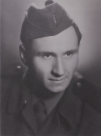 Josef Spáčil ve vojenské uniformě PTP, 1951