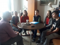 Jindřiška tells stories to students from the Stories of Our Neighbors project