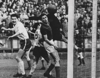 1963, Kladno - Sparta 2:1. Kadraba dává gól Spartě