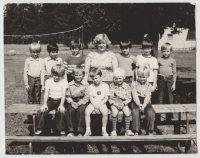 Fotografia z pionierskeho tábora, Jaroslav v hornom rade prvý sprava. Rok 1979.