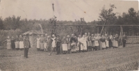 Ukončení lesních prací, děda Josef Krejčí v popředí vlevo, Pardubice-Dubina, 1923.