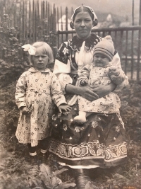 Otília Črepová with daughters Veronika (left) and Božena