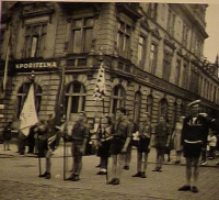 Ivan Matějka jako vedoucí hlídky srazu oblasti Riegrovy v Turnově v roce 1946