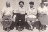 Zleva pamětník, sestra Jindřiška, manželka Eliška, maminka Marie – rok 1962