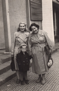 Fotografia Minky Blahovej, Ireny Werner a Petra ako trojročného.
