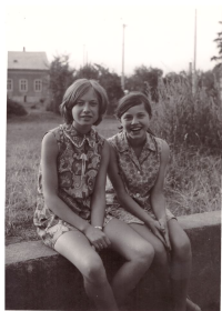 Hana Jandová with her sister