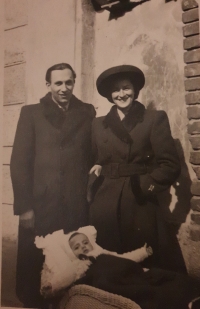 Soňa with her parents. 
