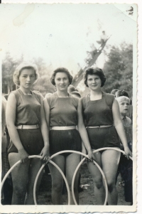 Jana Hrabětová, rehearsing for a Spartakiad, 1960