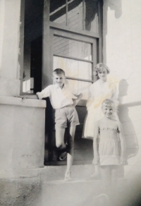 Róbert Vasiliak with sisters Anna and Magdalena.