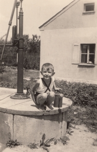 Jan Bureš as a little boy at the cottage in 1947