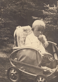 Jan Bureš as a young boy without his parents in 1944