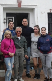 Petr Polakovič (in the middle) before 2020 at the former Tomasch family homestead in Janov Dol