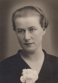 Lída, paternal aunt (the 1930s)