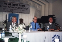 Na konferenci v Koreji, 2001