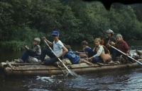 Při sjíždění řeky Aduj na Středním Uralu. Sedící zleva doprava: Pavel Kugajevskij, Vladimir Pomorcev, Jaroslav, Jurij Lichačev, mladší sestra Elena Pomorceva, otec Anatolij Nikolajevič Pomortsev, Anna Lichačeva, 1986, foto: Tatiana Pomortseva.