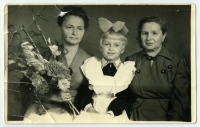 Maminka jde do první třídy. Zleva doprava: babička Valentina Alexandrovna Šarina, matka Tatiana Pomortseva a prababička Praskovja Michailovna Šarina, Sverdlovsk, 1959. 