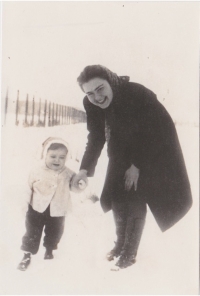 Eva with her mother in the camp in Nováky, winter 1943/44, photographer Mr. Braun