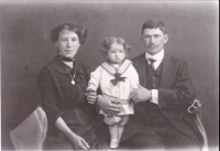 Eva's father as a child with her parents