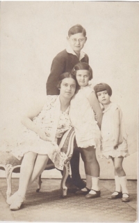 Franci, Leopold, Berta and Agnes - Eva's mother and siblings