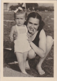 Eva with her mother in the camp in Nováky, summer 1944, photographer Mr. Braun