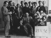 Ateliér V. Silovského na AVU (23. května 1958). Zleva 1. asistent Ladislav Čepelák, 2. Vladimír Suchánek, 4. Naděžda Plíšková, 6. Zdena Táborská, sedí prof. Vladimír Silovský.