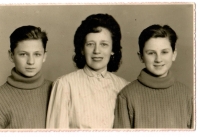 Alexander with her mom and brother Róbert