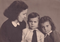 Eva Heliová with her mother Karla and brother Lubomír, 1943