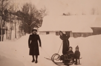 Marie Kalousová se syny Františkem a Bohuslavem, 1940