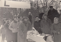 V cíli Krčova memoriálu, Zlata Kalousová druhá zprava, Kunvald 60. léta 20. století