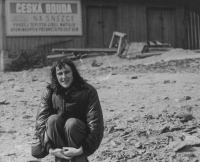 Marta Pechová in the 1970s on a hike in the Giant Mountains, in the background the Česká bouda na Sněžce