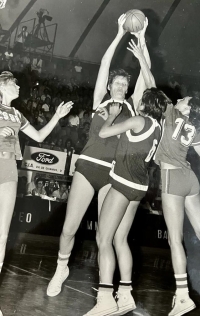 Marta Pechová (right) defending the Soviet giant Ulyana Semjonová