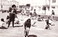 Súťaž žiakov ĽŠU v Galante v kreslení na betóne, 1965-66.