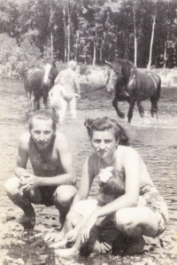 Sestra Viola s manželom na Váhu, 1950.