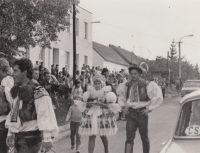 Antonín Konečný v kroji s kosárkem za kloboukem jako stárek na hodech v Milokošti, 80. léta 20. století