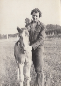 Antonín Konečný s hříbětem, asi v roce 1975