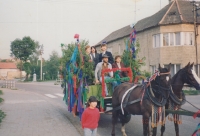 Antonín Konečný (na povozu v klobouku), veze odvedence na vojnu, rok 1991