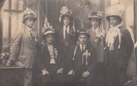 Antonín Konečný Sr. (second from the right), father of the witness, with his grandchildren before his conscription