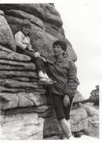 Manželka se svou dcerou na výletě v Krkonoších, po roce 1986