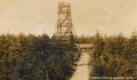 Rozhledna na Smrku (Tafelfichte) z roku 1892 na historické pohlednici. Na Smrku se v dřívějších dobách stýkaly hranice Čech, Lužice a Slezska. Od června 1938 hlídal hranice oddíl Stráže obrany státu, který v noci 1. října 1938 odešel z chaty u rozhledny bez placení (chata, kterou před válkou vedl německý správce v roce 1946, vyhořela, neudržovaná dřevěná věž se v šedesátých letech zřítila)