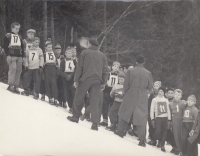 Závody. Pamětník se startovním číslem čtyři, 1956/1957